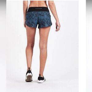 EXCELLENT CONDITION WOMEN’S LARGE VUORI DESERT DUNES OMNI PERFORMANCE SHORTS